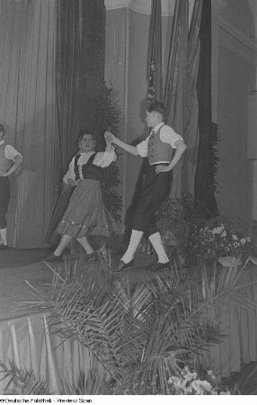 Auftritt einer am Bezirksausscheid der Volkskunstgruppen 1954 teilnehmenden Tanzgruppe