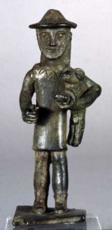 Archaische arkadische Statuette des Hermes, der einen kleinen Widder trägt