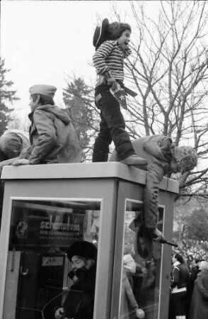 Freiburg: Narrenbuben auf der Telefonzelle