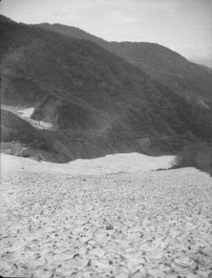 Shirouma-dake : Shirouma-dake-Trog. Ansicht mit Schneefeld und Bergsteiger