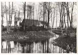 Garten Buschmühle, Forst: Blick über einen Bach zu Häusern