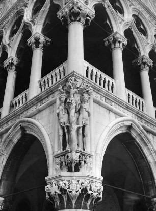 Venedig. Dogenpalast (1309/1442). Erdgeschoss und 1.Stock-Loggia. Unteres Eckpfeilerkapitell mit Figurengruppe "Sündenfall des ersten Menschenpaares im Paradies"