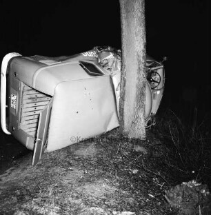 B 75: bei Steinfeld: Verkehrsunfall: Kleintransporter prallt gegen Baum: Unfallwagen einer Reinigung aus Bad Oldesloe in Seitenlage, mit Dach an Baum, Heckklappe geöffnet: im Dunkeln