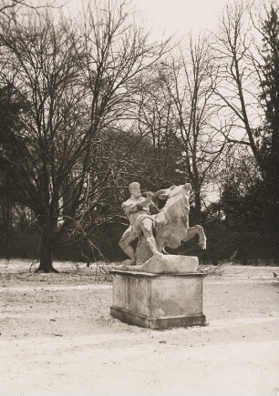 Potsdam. Winter im Park. Ansicht einer Statue