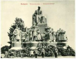Budapest. Vörösmarty-Denkmal (1908) : Budapest. Denkmal des Dichters Mihály Vörösmarty (1908; Ede Kallós, Ede Telcs, Architektur Géza Márkus) aus Carrara-Marmor auf dem Giselaplatz
