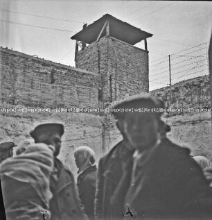 Ukrainer im Innenhof des GPU Gefängnisses in Donezk, im Hintergrund ein Wachturm