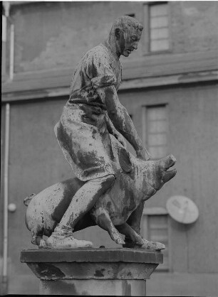 Schweinetreiber-Brunnen : Schweinetreiber-Brunnen. Bronze, Sandstein (um 1910; G. Wrba, A. Höfer). Dresden-Friedrichstadt, Schlachthofstraße 26. Figurengruppe