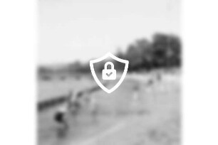 Freibad Poggensee: Badegäste am Sandstrand und im See, im Hintergrund der Badesteg