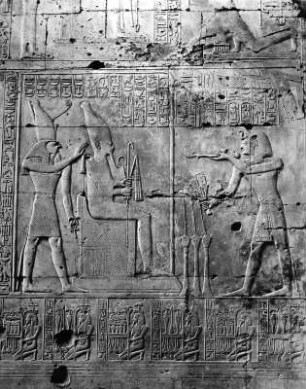 Abydos. Tempel Sethos I. (1291ante/1185ante). Relief mit Osiris und Horus im Schrein, davor Sethos I. räuchernd