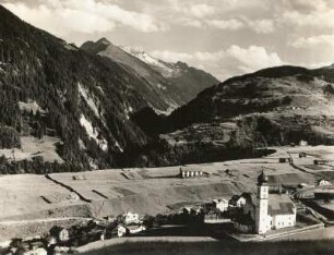 Disentis/Mustér. Tal des Vorderrheins (Rein Anteriur). Blick vom Klosterberg über die Hauptkirche St. Johann der Täufer in das Tal des Medelser Rheins (Rein da Medel, Mittelrhein)