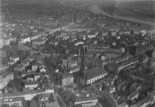 Dresden-Neustadt. Blick über die Dreikönigskirche und Albertplatz nach Nordosten. Luftbild-Schrägaufnahme