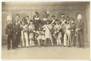 Erinnerung an die zweite Säkularfeier des Regiments am 30. November 1883 sechzehn Personen in historischen Uniformen in Reihen stehend und sitzend