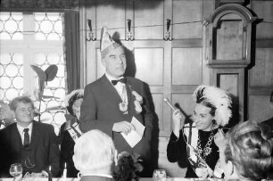 Freiburg, Zähringen: Fasnet "Gravesuppe" in der Zähringer Burg; Büttenrede: Regierungspräsident Dr. Person