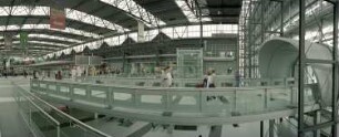 Dresden-Klotzsche, Flughafenstraße. Flughafen Dresden. Terminal (2001). Ansicht nach Osten mit Übergang zum Parkhaus