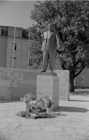 Thälmanndenkmal : Thälmanndenkmal. Bronze; Höhe 170 cm (Statue) (1958; W. Arnold). Weimar, Platz der 51.000