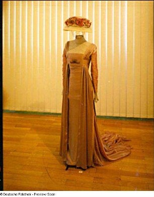 Damenkleid im Stil der Jahrhundertwende : Damenkleid und Hut im Stil der Jahrhundertwende (2002/2003; A. Eisenberger)