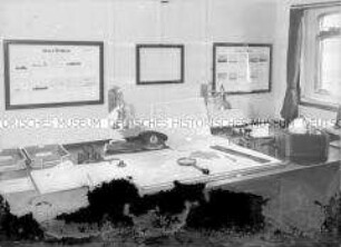 Arbeitsplatz des Kapitäns (Karthographischer Raum) an Bord des Hochseepassagierdampfers "Bremen"