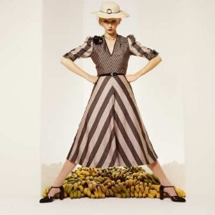 Model mit gestreiftem Kleid und Bananen