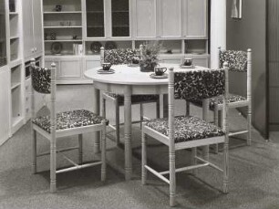 Stuhl mit gepolsterter Sitzfläche und Rückenlehne : Wohnzimmermöbel. Eßtisch mit vier Stühlen (1978; VEB Möbelkombinat Eisenberg)