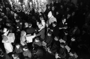 Bukarest: Weihnachtsfeier bei Killingers, Geschenkverteilung, von oben