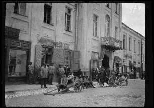 Grodno (=Hrodna, Weißrussland): einheimische Arbeiter vor einem Gebäude