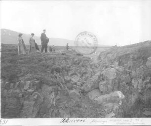 Akureyri (Island). Passagiere des Hochseepassagierdampfers "Victoria Luise" auf einem Hügel über dem Glera-Fall. Blick nach NW über die Hochfläche