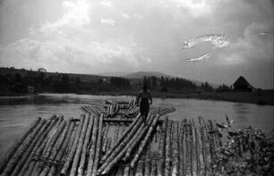 Vatra Dornei: Flößerarbeit am Fluss