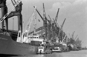 Bremen: Kräne und Schiffe, Überseehafen