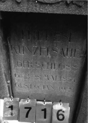 Grabstein 1716 [Hahn S. 128 Grab-Nr. 2398]: Grabstein 1716 (Detailaufnahme) [Hahn S. 128 Grab-Nr. 2398]