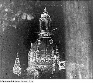 Schaufenster (Szene aus dem Dokumentarfilm "Elbestadt bei Nacht")