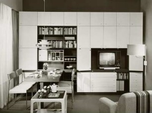 Eßtisch : Wohnzimmermöbel. Ansicht mit Anbauwand "Eisenberg" (1975; VEB Möbelkombinat Eisenberg) und Eßplatz