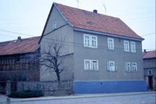 Wohnhaus, Sockelbereich gefliest