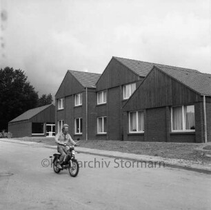 Gemeindeverwaltung: Oetjendorfer Kirchenweg / An der Buschkoppel: Gemeindebüro / Dienstleistungszentrum vor Fertigstellung: vorn Motorradfahrer