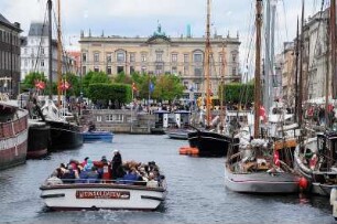 Nyhavn in Kopenhagen : Ein offenes Ausflugsboot mit Touristen fährt durch den Nyhavn. Aufgenommen in Kopenhagen im Mai 2008