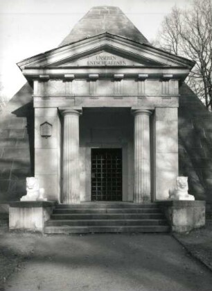 Machern. Schlosspark (1760 begonnen, 1782/1799, E. W. Glasewald). Mausoleum der Familie von Lindeau (1792)
