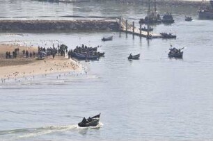 Fischerboote in Rabat : Fischerboote landen am Fluss Oued Bou Regreg in Rabat ihre Fänge an, aufgenommen am 06.11.2008