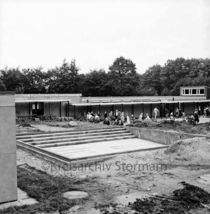 Volksschule: Waldstraße / Oetjendorfer Landstraße: Lehrschwimmbecken vor Fertigstellung: vorn und hinten Sandhaufen und Baumaterial: hinten rechts Schulkinder: dahinter Verwaltungstrakt und Bäume