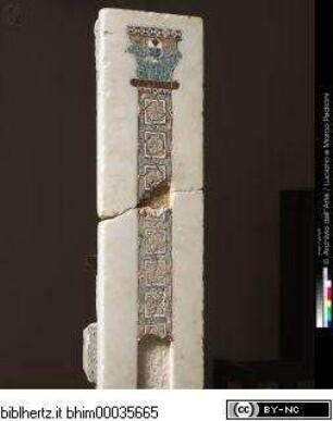 Fragmente der Kanzel, Tafel mit einer mosaizierten Säule