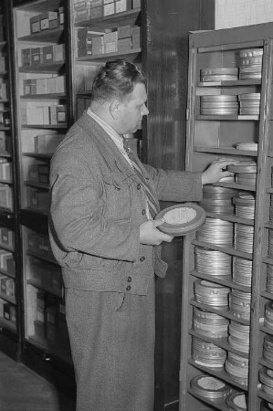 Bildstelle des Bezirksamtes Pankow : Mann an einem Regal mit Filmrollen