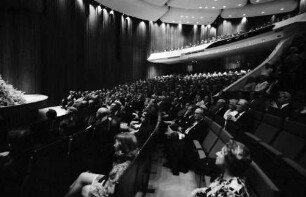Badenweiler: Kurhaus Badenweiler, Einweihung; Gäste im Theater mit Theaterraum