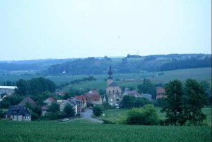 Blick auf Bodelwitz mit Döbritzer Schweiz im Hintergrund