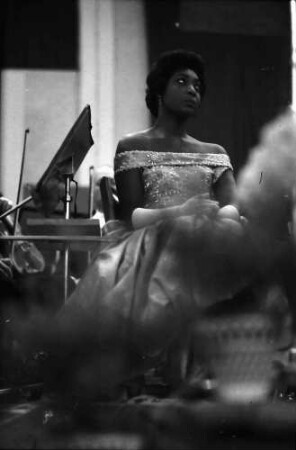 Donaueschingen: Donaueschinger Musiktage; Stadthalle; Gloria Davy singt Arie von Hans W. Henze, sitzend