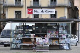 Girona - Zeitungsverkauf : Zeitungspavillon, aufgenommen am 16. April 2012 in der Altstadt von Girona
