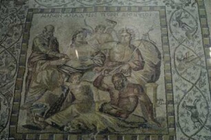 Hochzeit der Ariadne mit Dionysos mit dem betrunkenen Herakles, umgeben von Eroten im Weinlaub