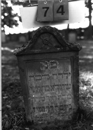 Grabstein 74 (Index: 99796121) Maße HxBxT: 68x35x12 cm Besonderheit: Kindergrab: Grabstein 74
