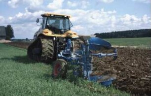 Fotografie: Raupentraktor, Gummiraupenlaufwerk, Volldrehpflug, Steinsicherung