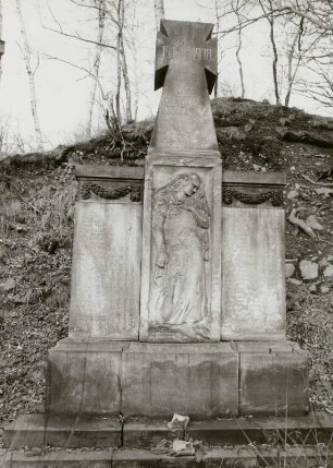 Denkmal für die Gefallenen des 1. Weltkrieges : Denkmal für die Gefallenen des 1. Weltkrieges. Stein (um 1920). Rechenberg-Bienenmühle, Kirchhof
