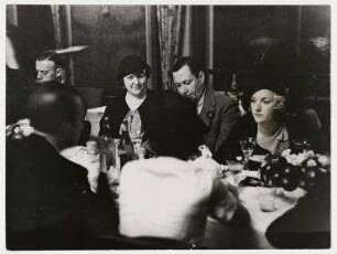 Marion Davies an Bord des Passagierschiffes "Europa". rechts: Marion Davies