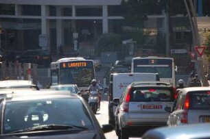 Monte Carlo - Verkehr im Zentrum : Dichter Verkehr zu jeder Tageszeit im Geschäftsviertel von Monaco, 2006