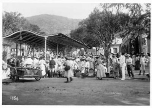 Saint Thomas, Virgin Islands. Marktplatz. Stände, teilweise überdacht, dazwischen zahlreiche Passanten